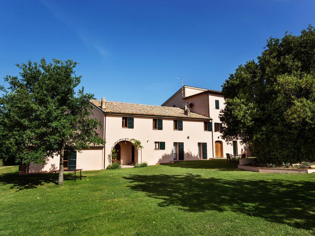 Апарт готель Casale Satriano Монтефалько Екстер'єр фото